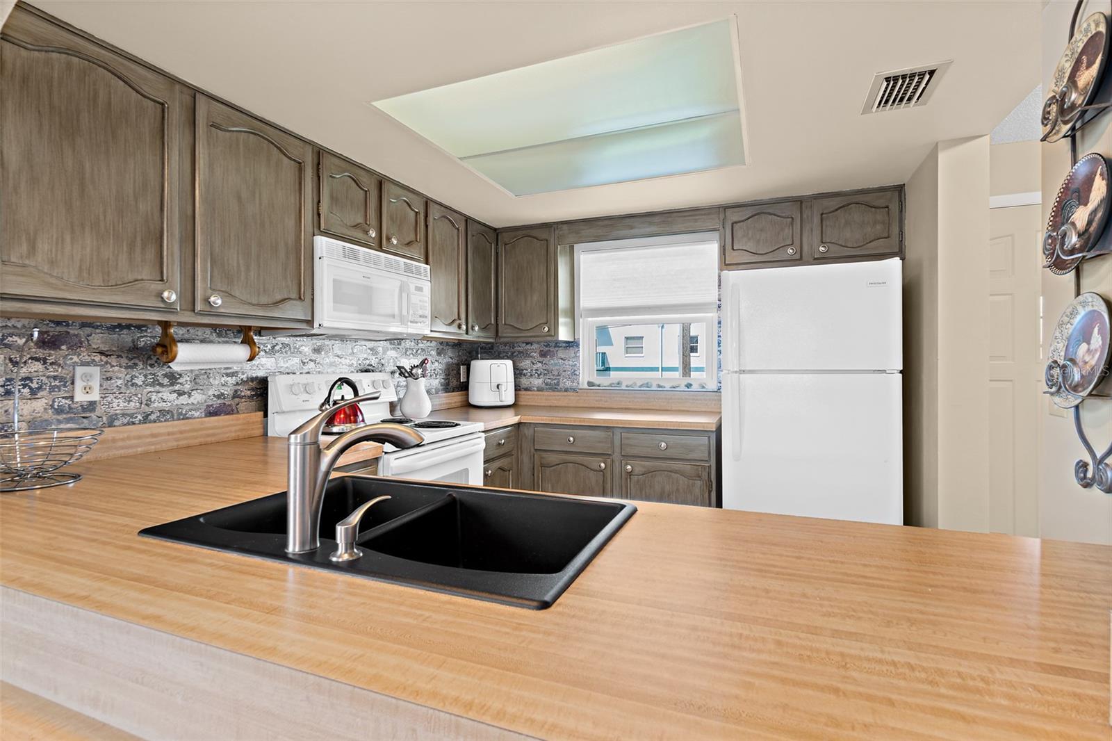 Image 20 of 31 For 7301 Ridgewood Avenue D103 Or 60