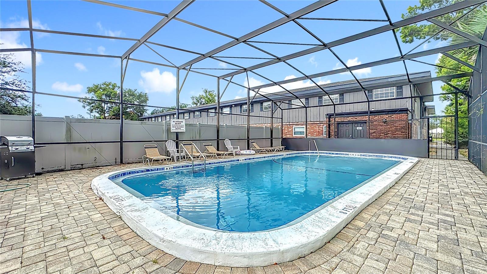 Image 25 of 33 For 851 Miles Avenue 21