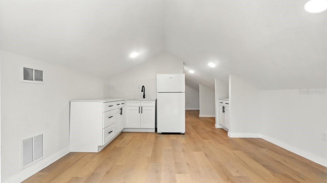 Image 21 of 38 For 7806 Van Dyke Place
