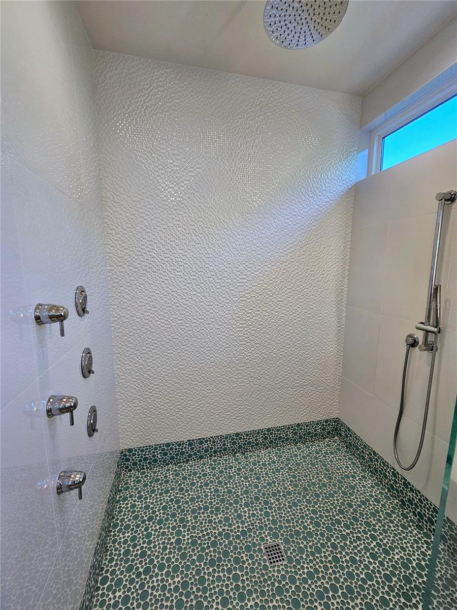 Image 13 of 54 For 2408 Nassau Street