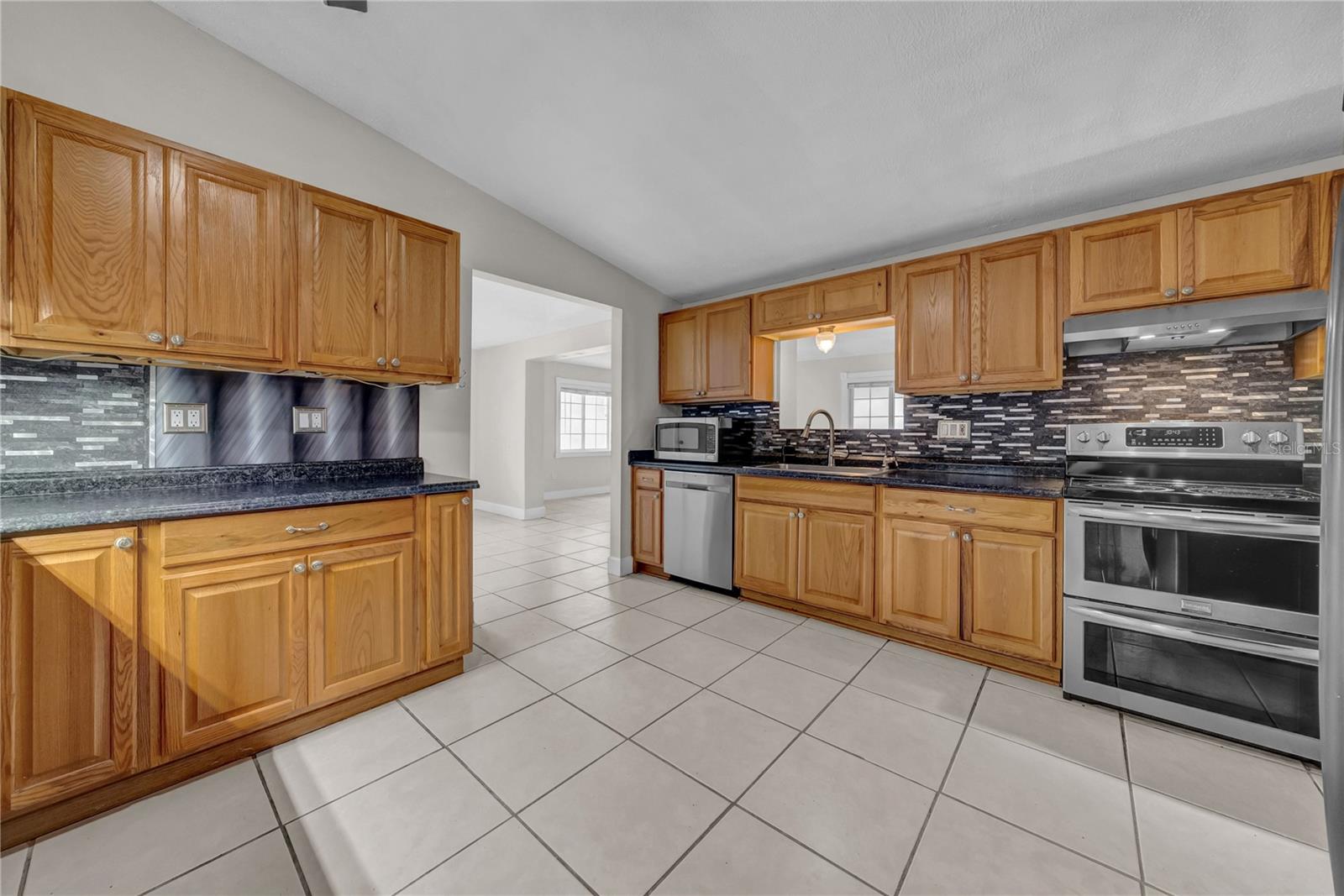 Image 8 of 35 For 1352 Foxwood Drive