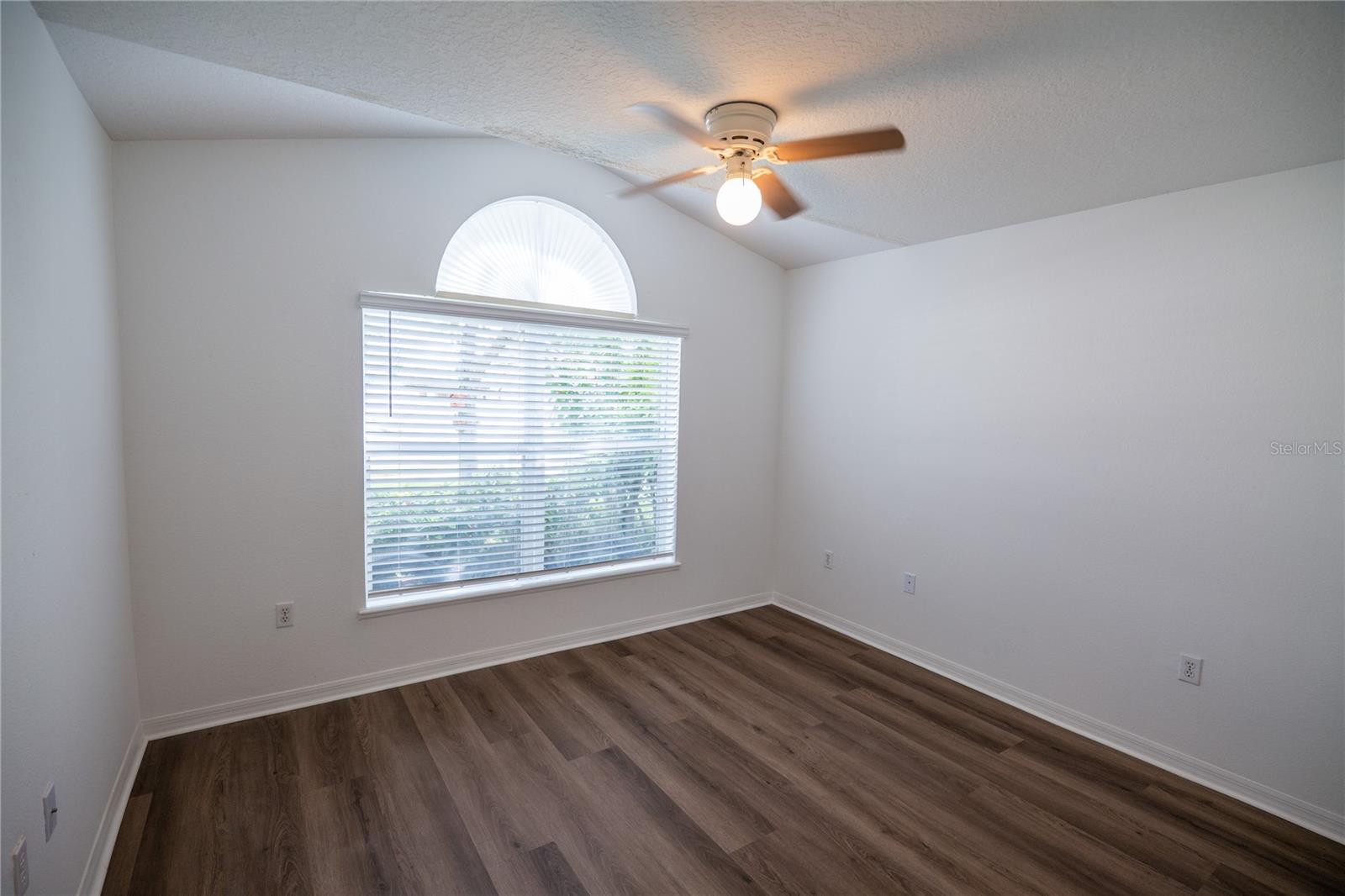 Image 21 of 24 For 2123 Anoka Way