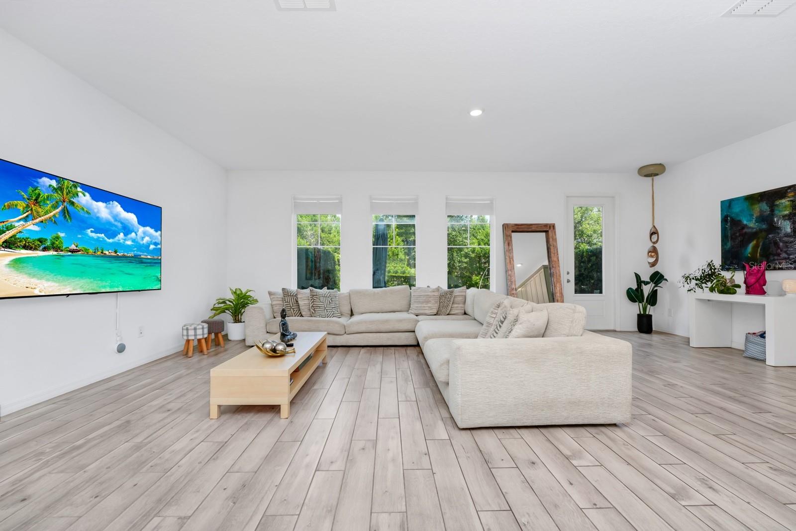 Image 11 of 56 For 652 Benoi Drive