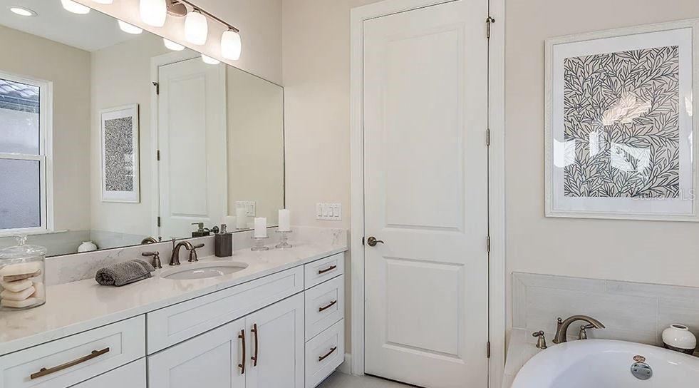 Listing photo id 10 for 869 Arbor Green Trail