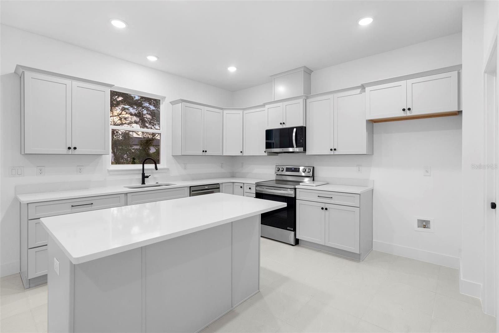Image 20 of 46 For 894 Pine Avenue
