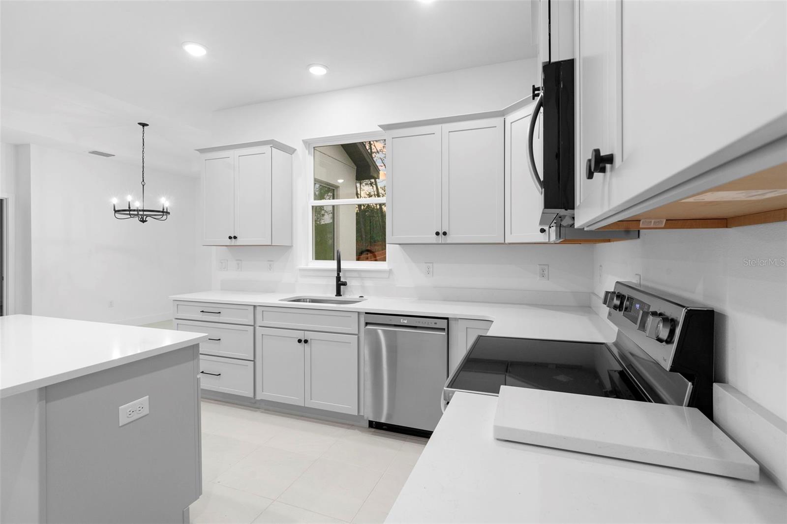 Image 21 of 46 For 894 Pine Avenue