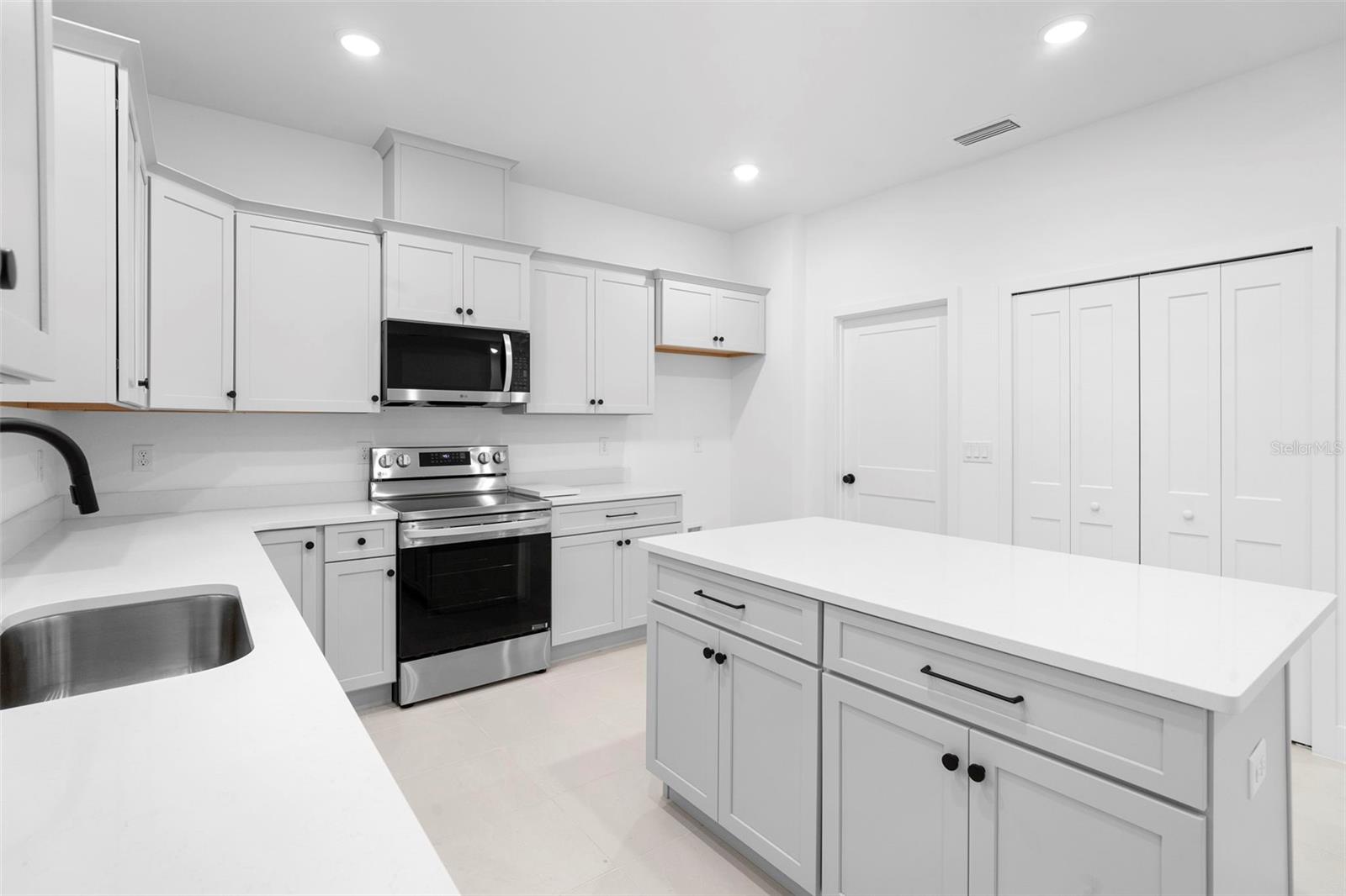 Image 23 of 46 For 894 Pine Avenue