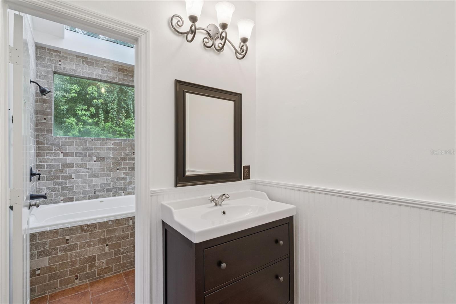 Image 12 of 31 For 619 Broadway Avenue 8