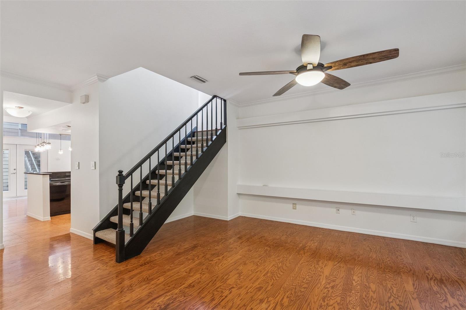Image 15 of 31 For 619 Broadway Avenue 8