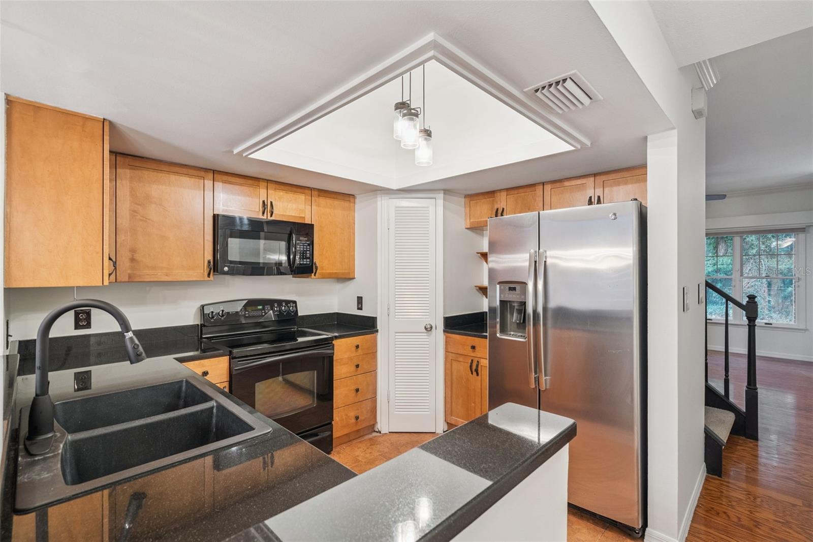 Image 18 of 31 For 619 Broadway Avenue 8