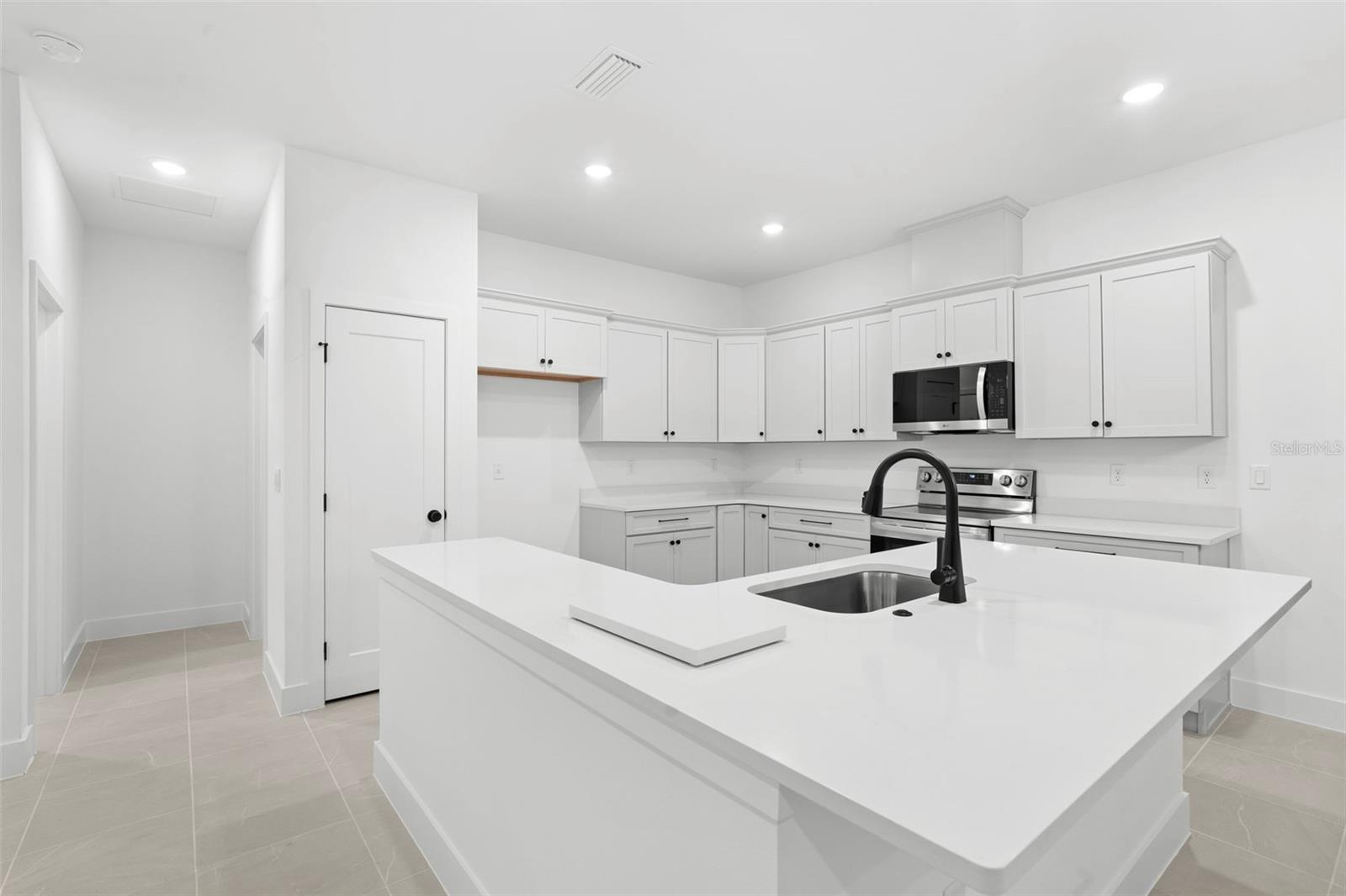 Image 14 of 41 For 878 Pine Avenue
