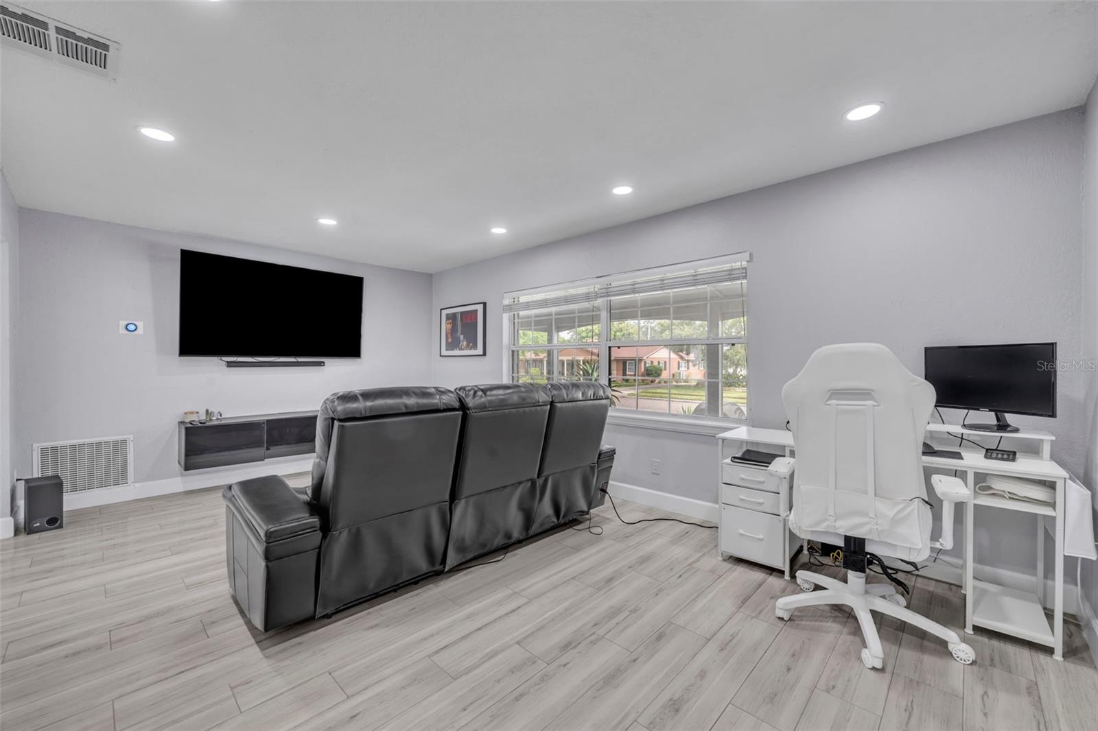 Image 16 of 41 For 408 Oak Hill Drive