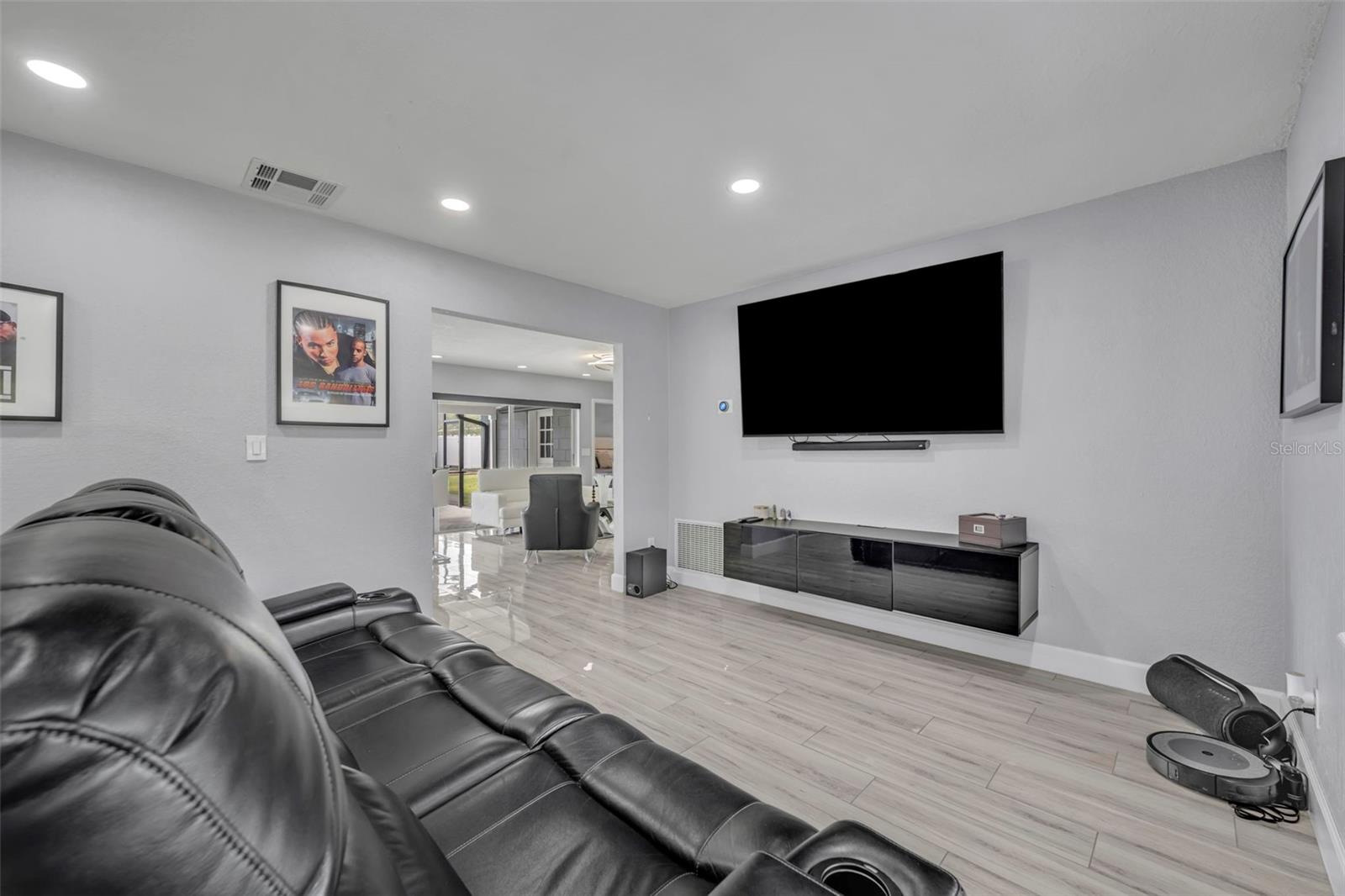 Image 17 of 41 For 408 Oak Hill Drive