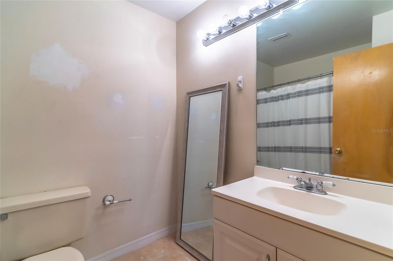 Image 20 of 25 For 716 Edgewater Drive 2a