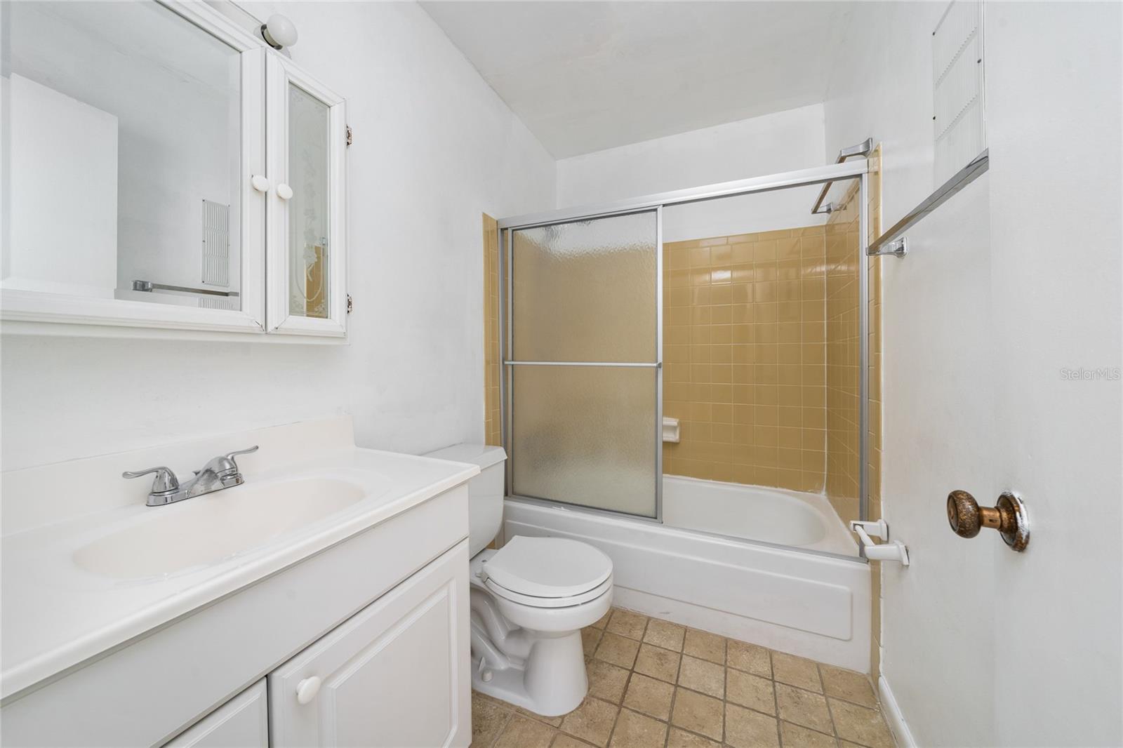 Image 14 of 33 For 525 Conway Road 209