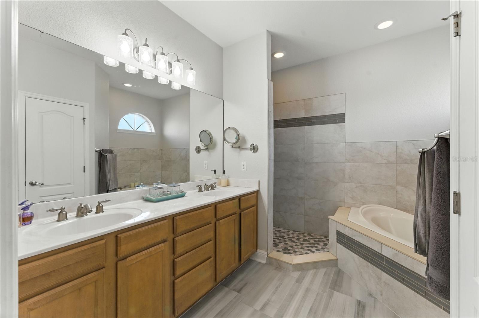 Image 17 of 37 For 13239 Fountainbleau Drive