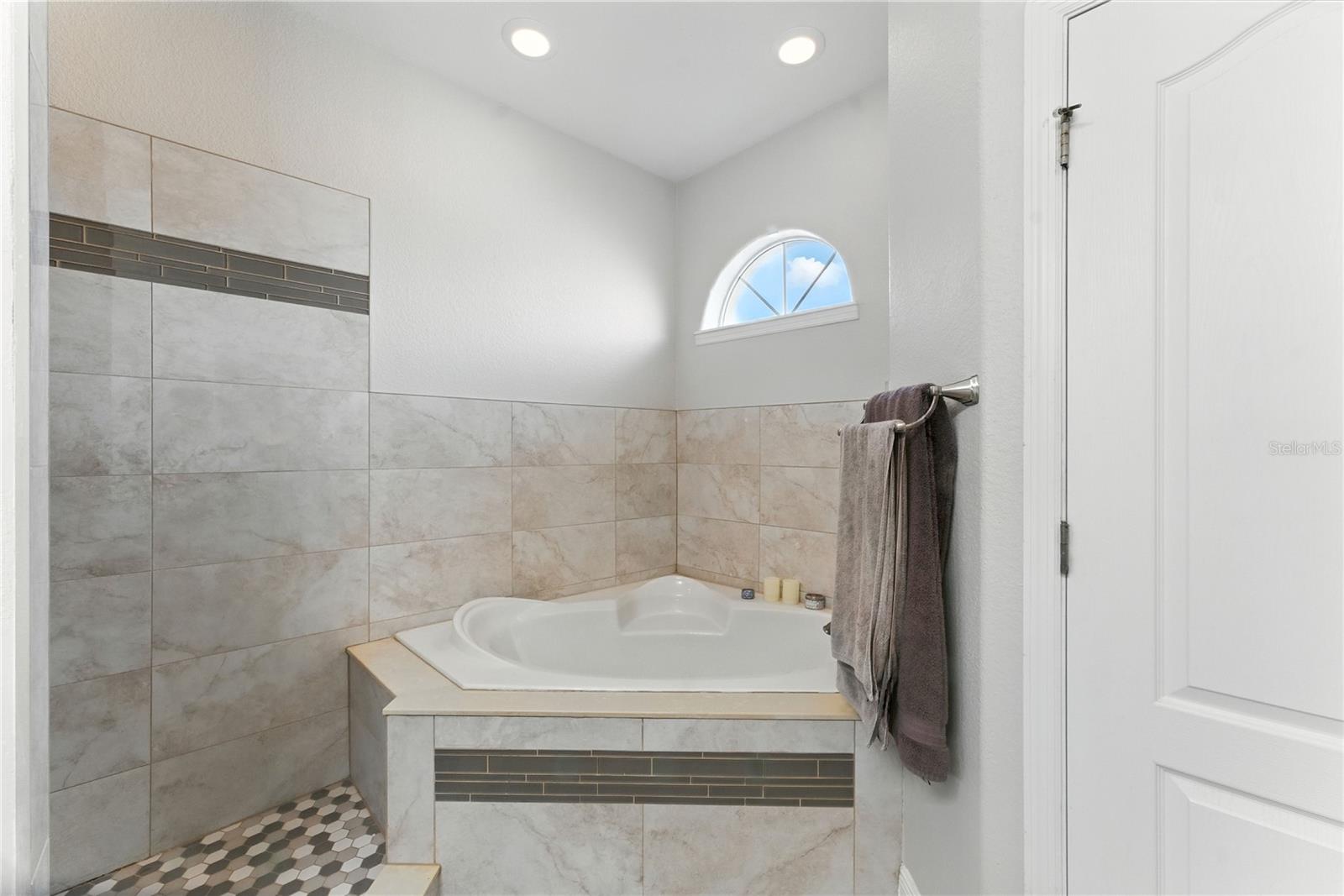Image 18 of 37 For 13239 Fountainbleau Drive