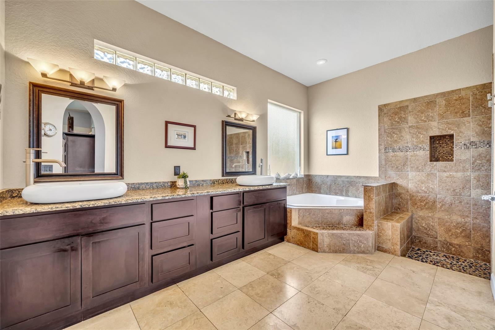 Image 18 of 43 For 10439 Pointview Court