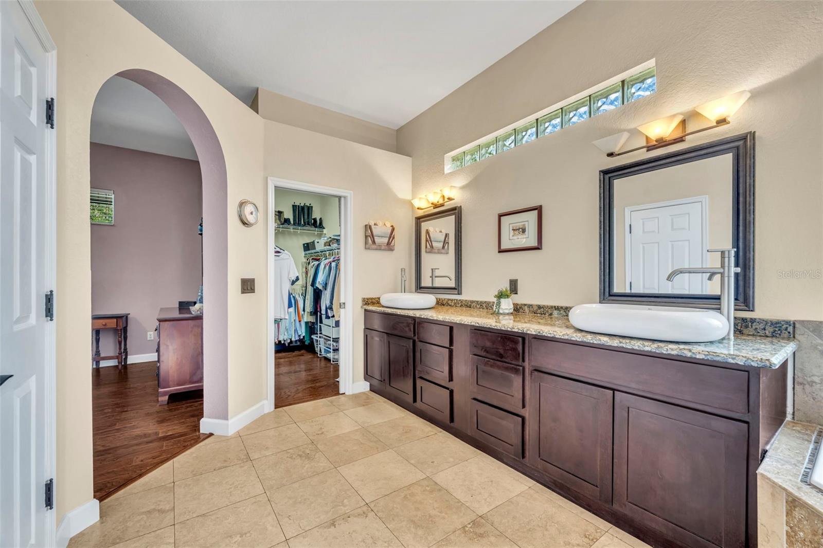 Image 19 of 43 For 10439 Pointview Court