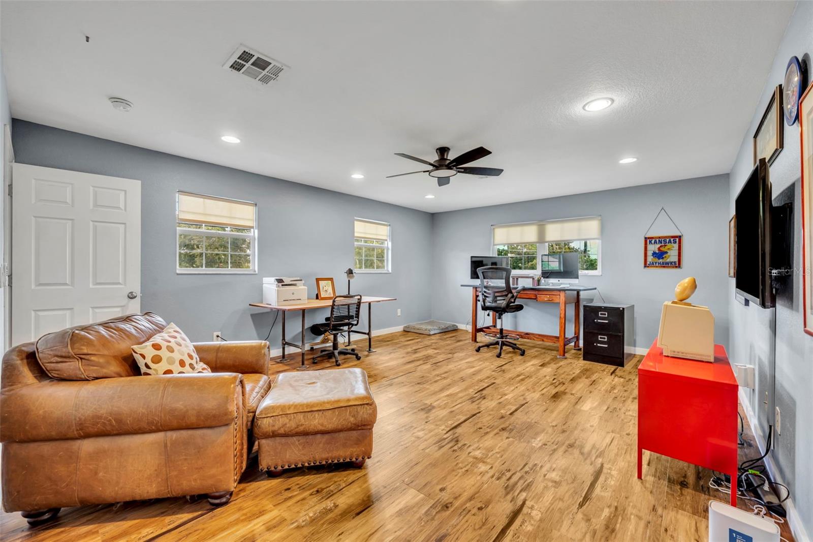 Image 21 of 43 For 10439 Pointview Court
