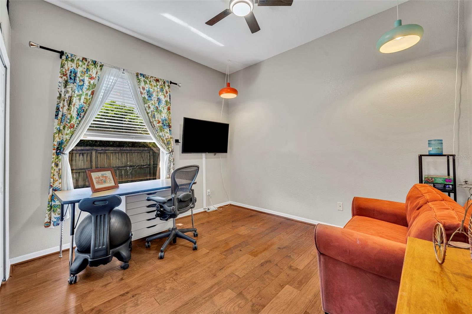 Image 24 of 43 For 10439 Pointview Court