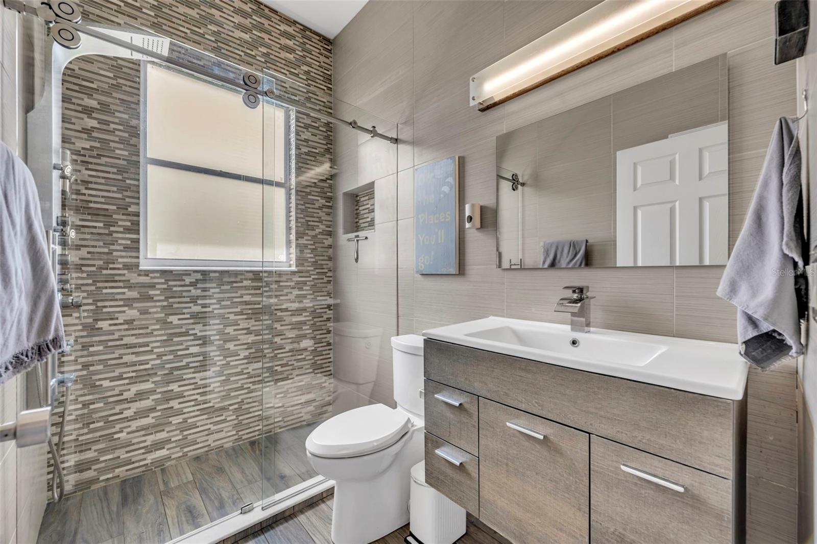 Image 25 of 43 For 10439 Pointview Court