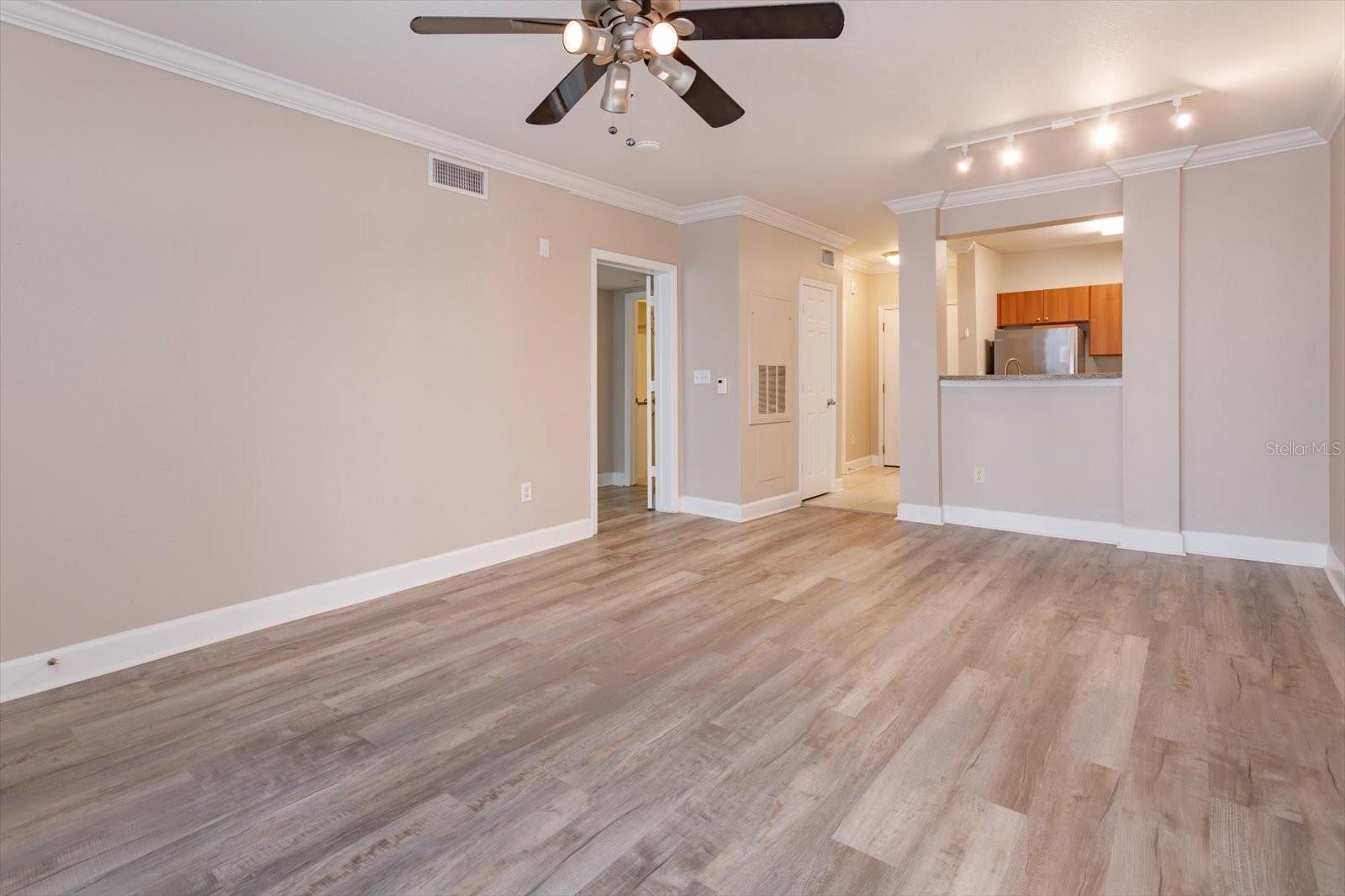 Image 11 of 22 For 204 E South St  4060