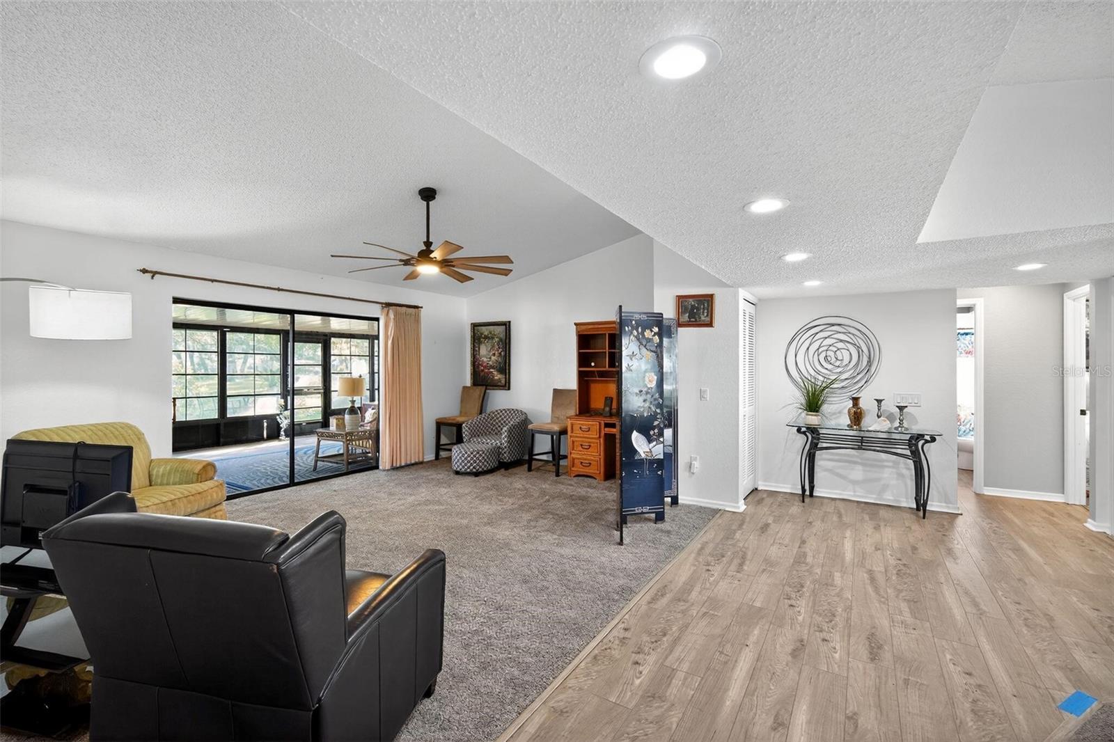 Listing photo id 9 for 7822 Holiday Drive
