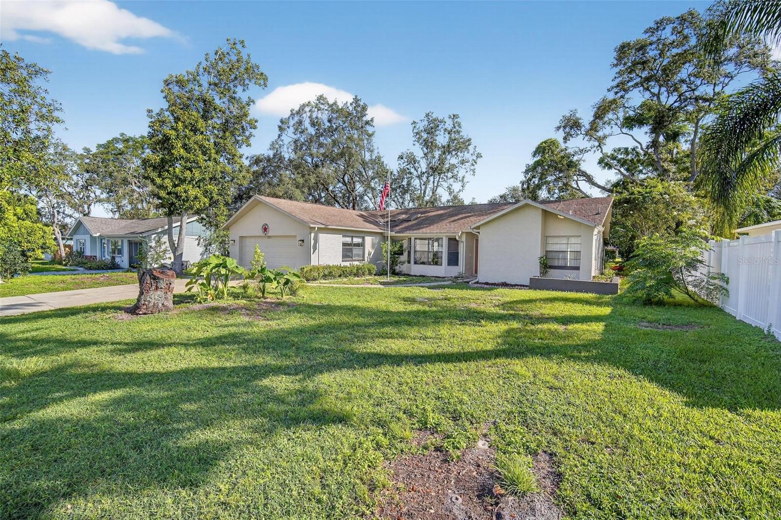 Listing photo id 0 for 7822 Holiday Drive
