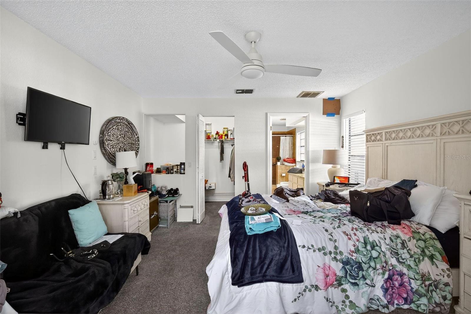 Listing photo id 19 for 7822 Holiday Drive