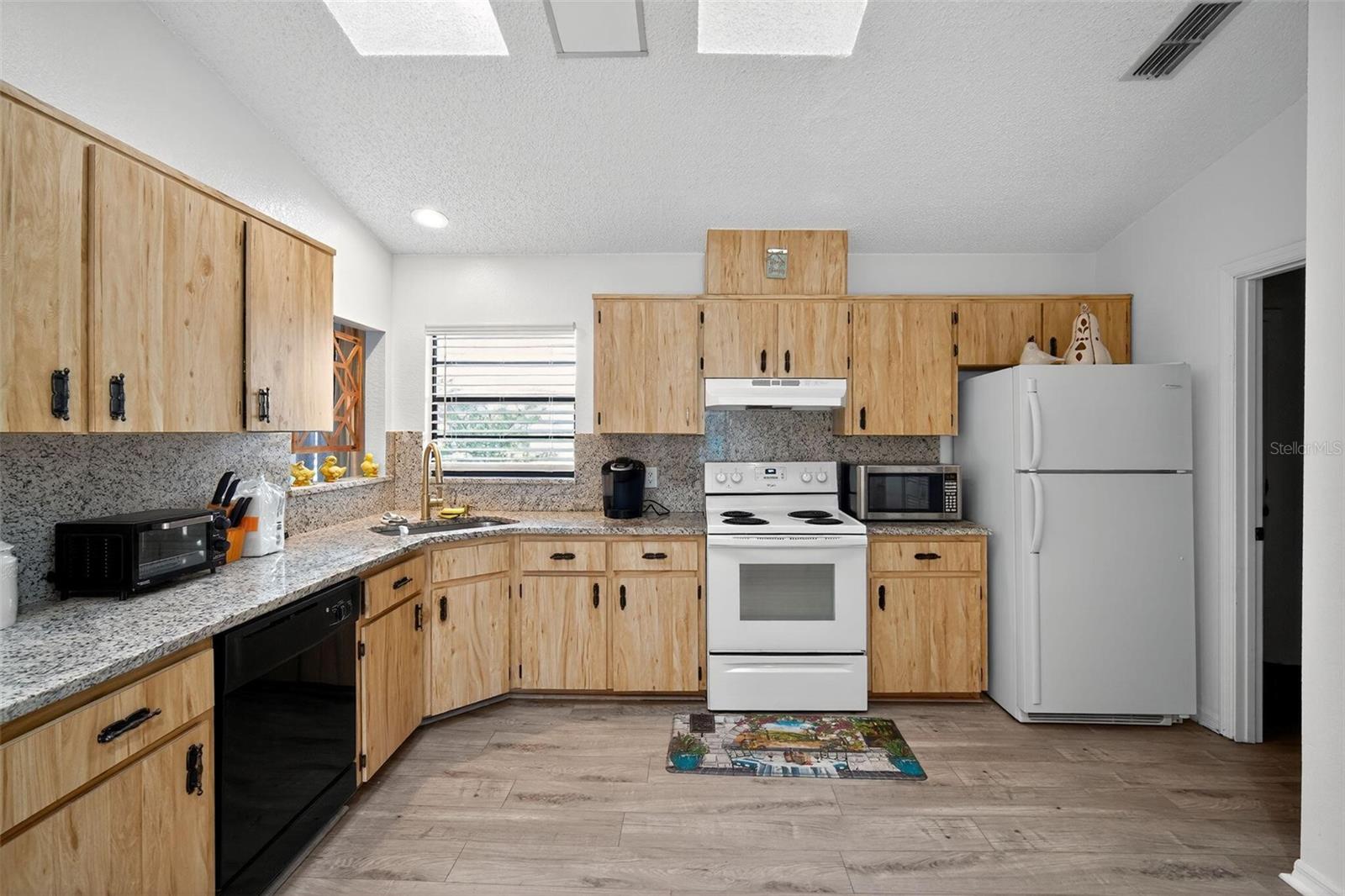 Listing photo id 3 for 7822 Holiday Drive
