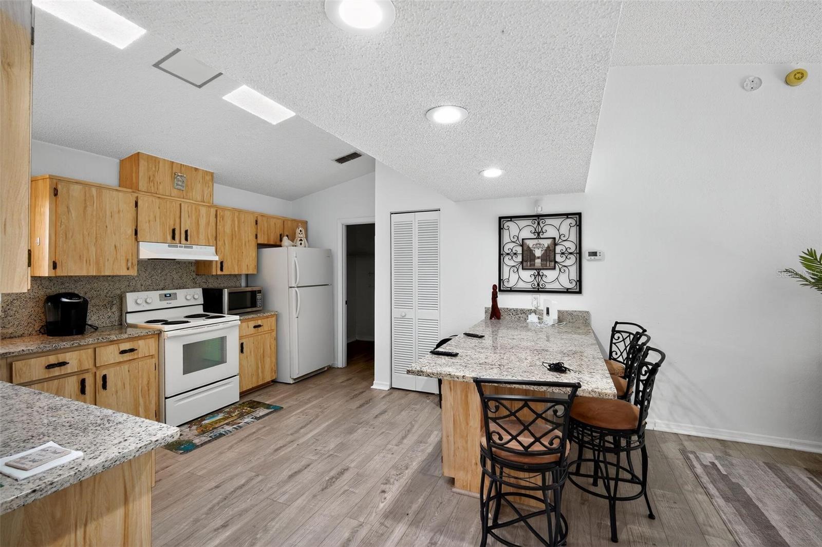 Listing photo id 4 for 7822 Holiday Drive