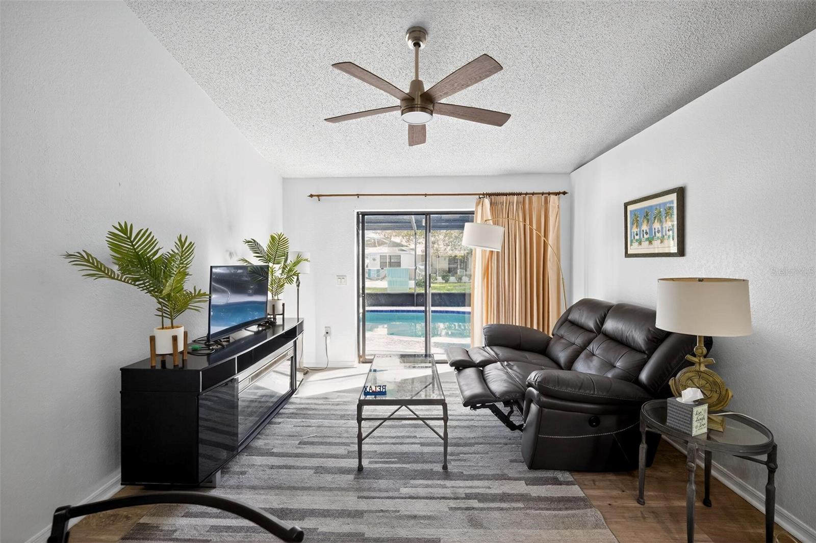 Listing photo id 7 for 7822 Holiday Drive