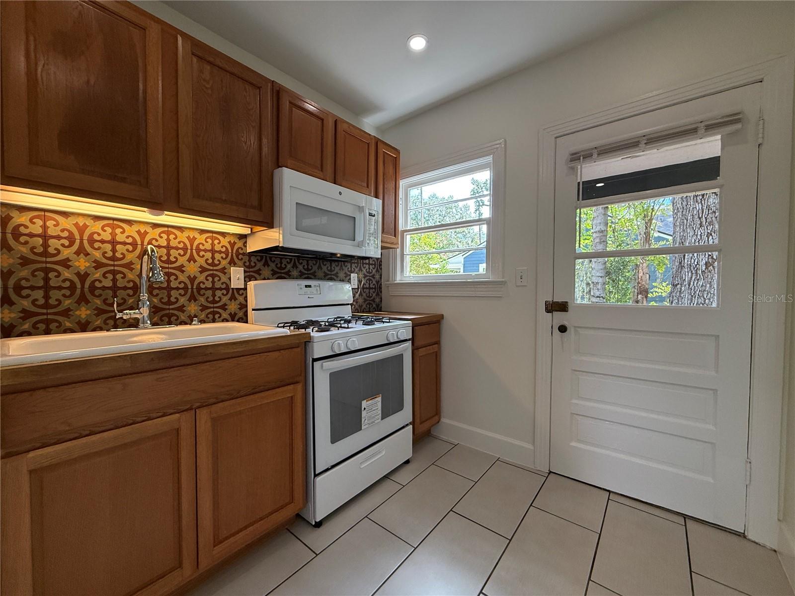 Image 15 of 28 For 601 Daniels Avenue
