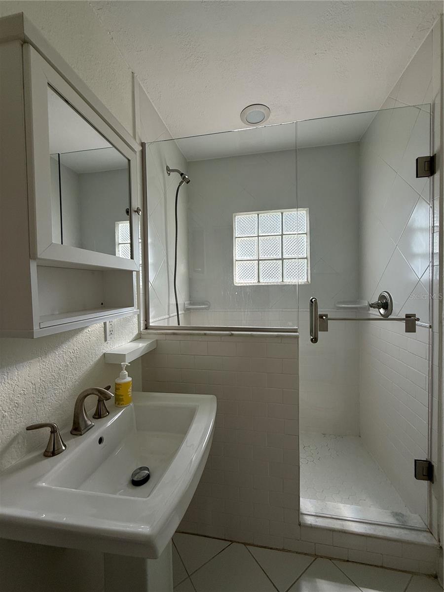 Image 21 of 28 For 601 Daniels Avenue