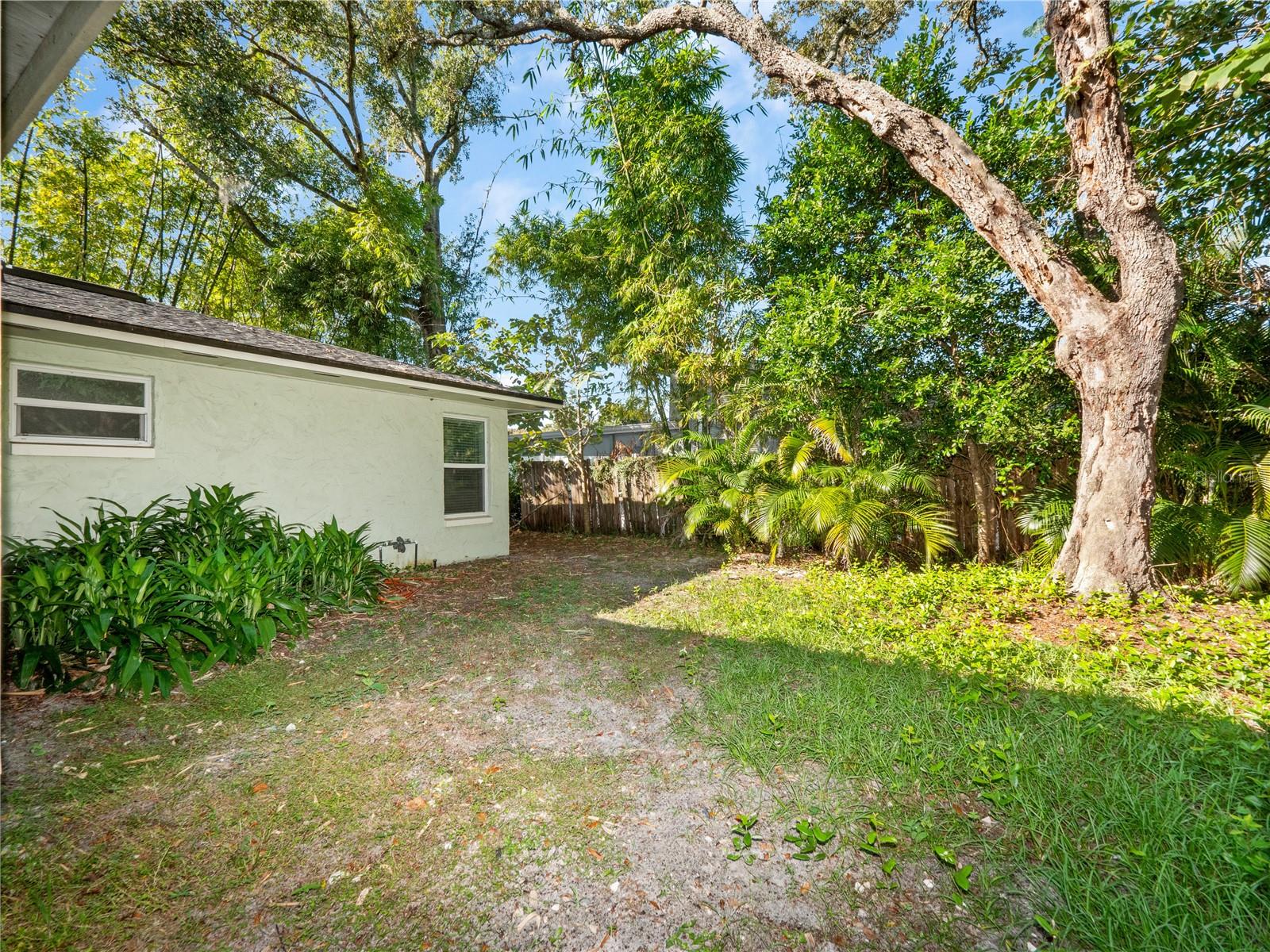 Image 22 of 26 For 1919 Azalea Avenue