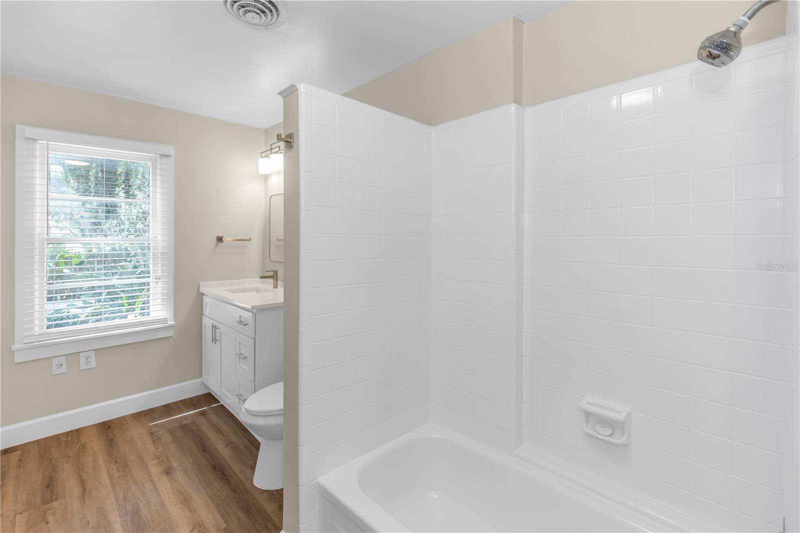 Image 15 of 32 For 812 Harwood Street