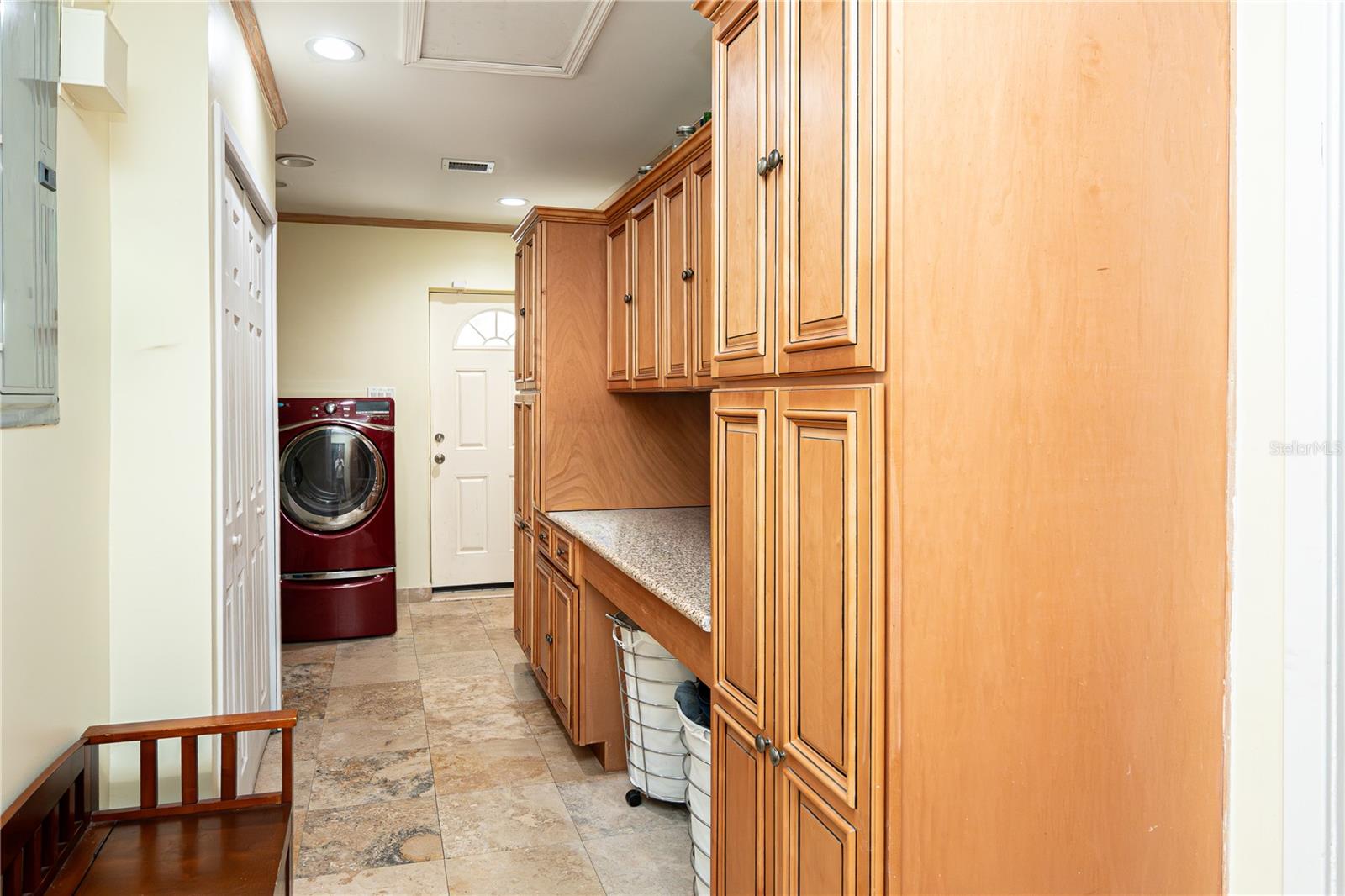 Image 30 of 67 For 321 Kingsbury Avenue