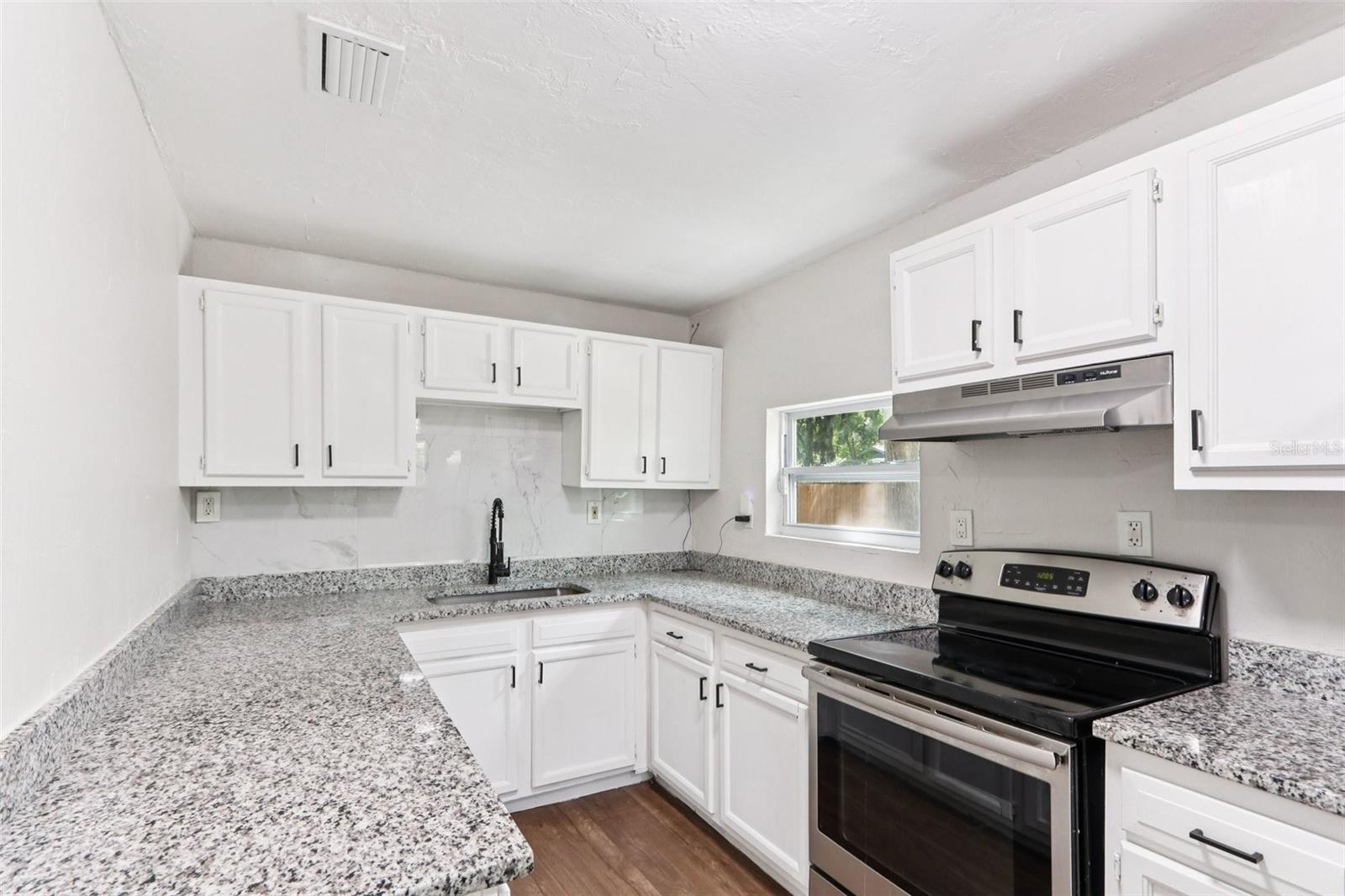 Listing photo id 8 for 1623 16th Way