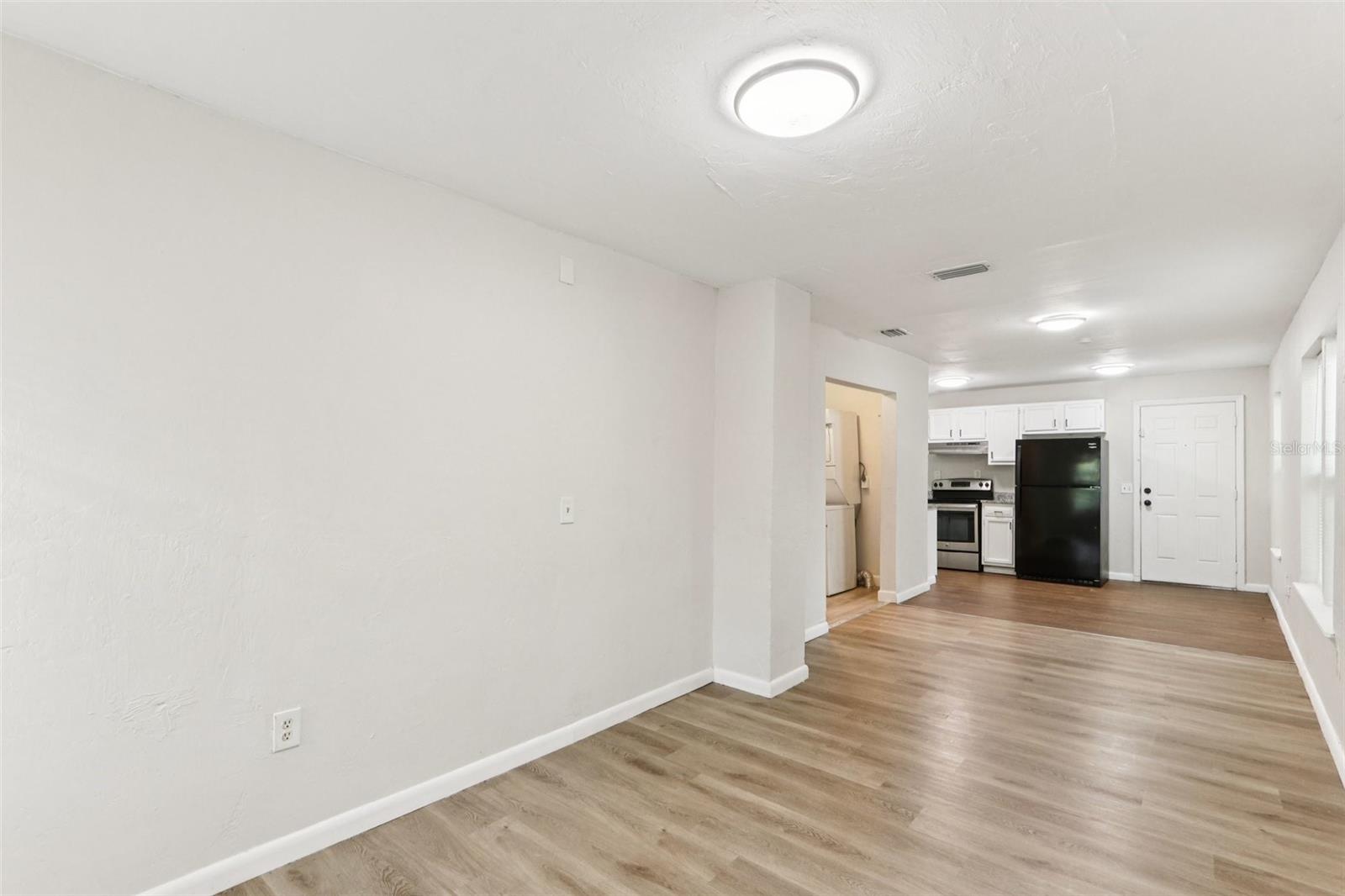 Listing photo id 4 for 1623 16th Way