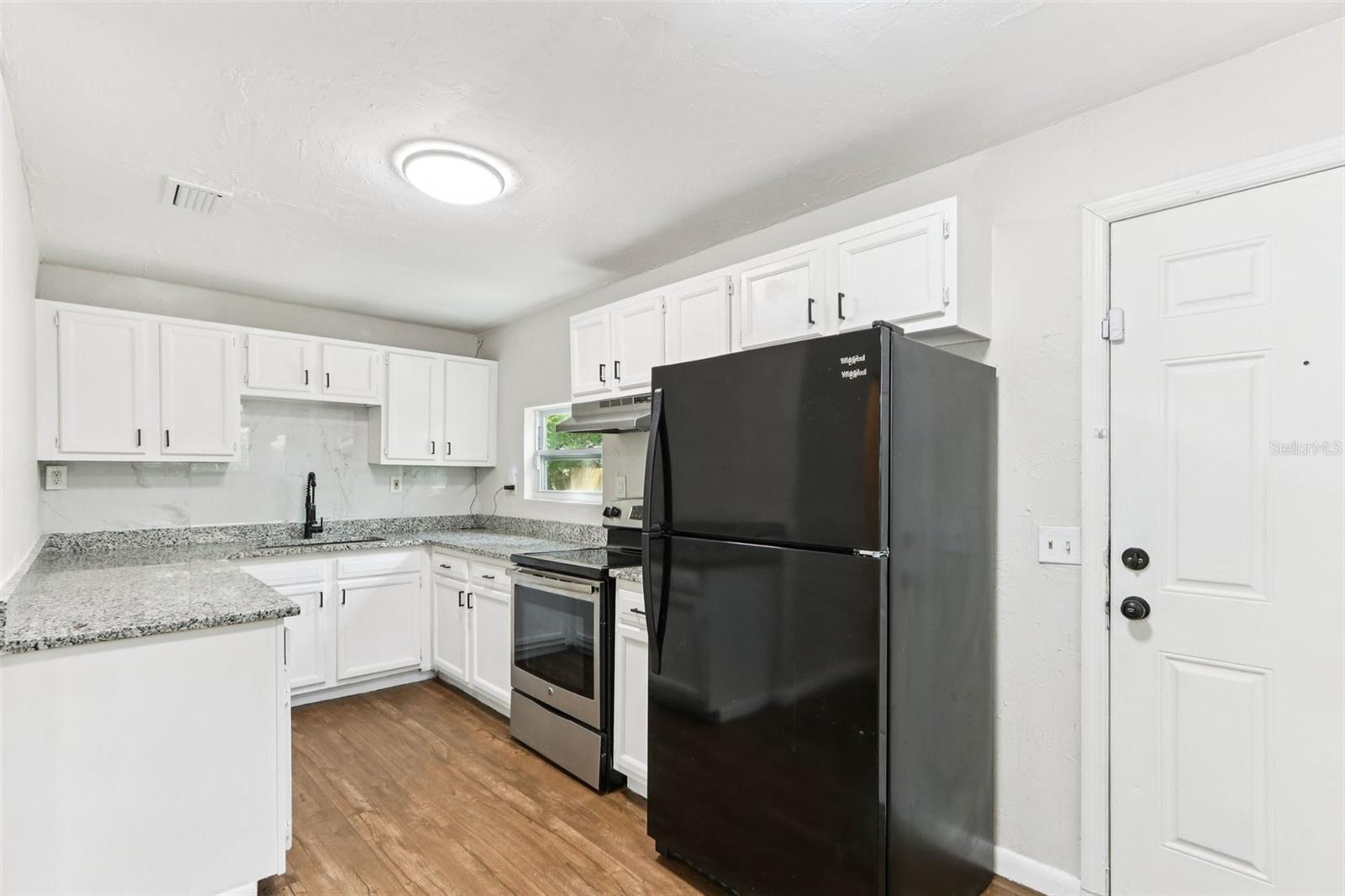 Listing photo id 7 for 1623 16th Way