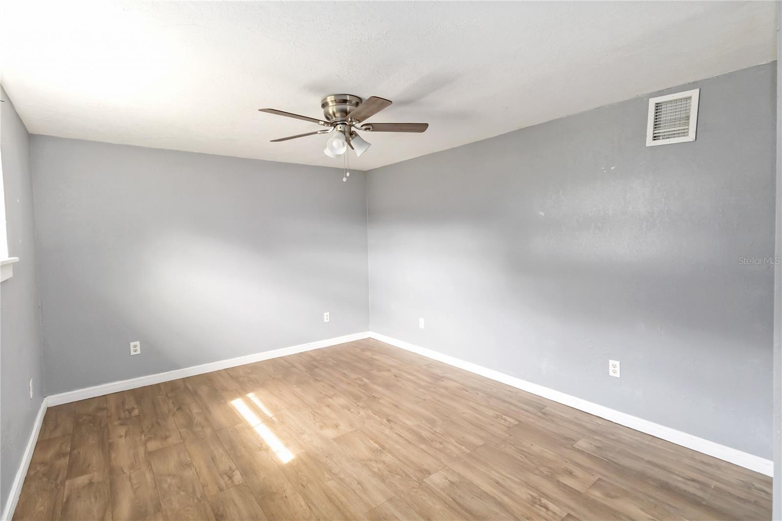 Image 11 of 20 For 939 Kaley Avenue