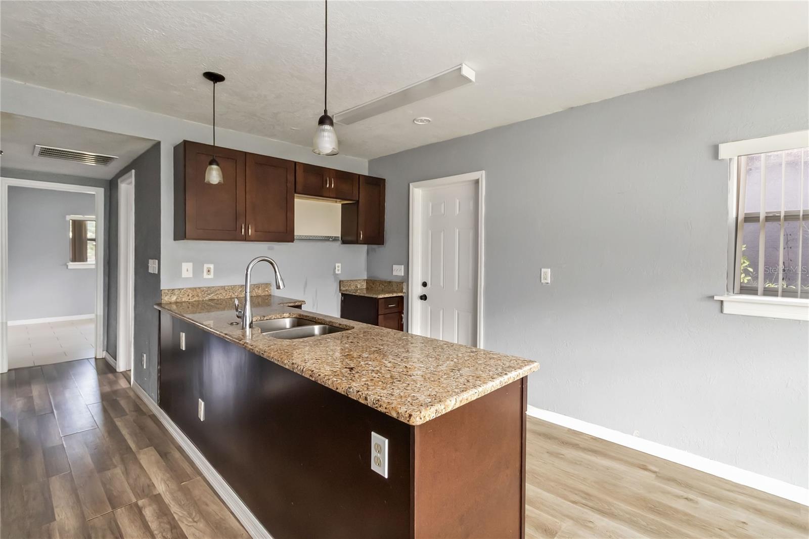 Image 5 of 20 For 939 Kaley Avenue