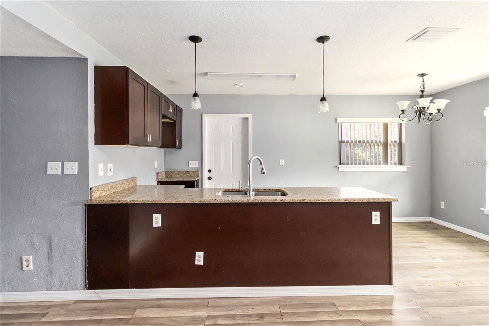 Image 6 of 20 For 939 Kaley Avenue