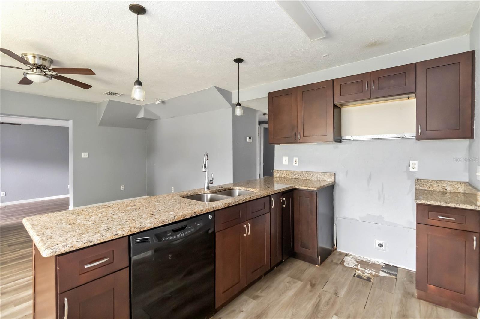Image 7 of 20 For 939 Kaley Avenue