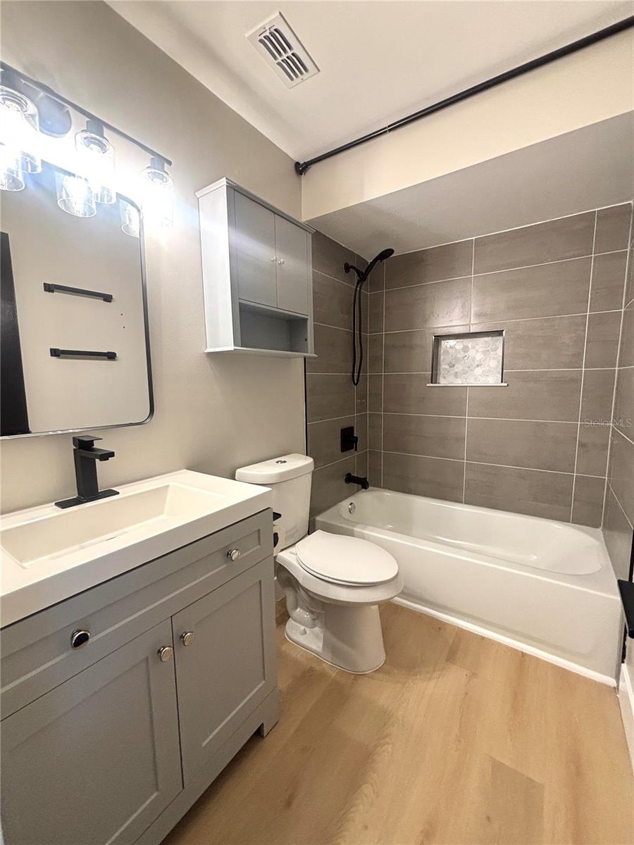 Image 16 of 22 For 640 Macduff Lane B