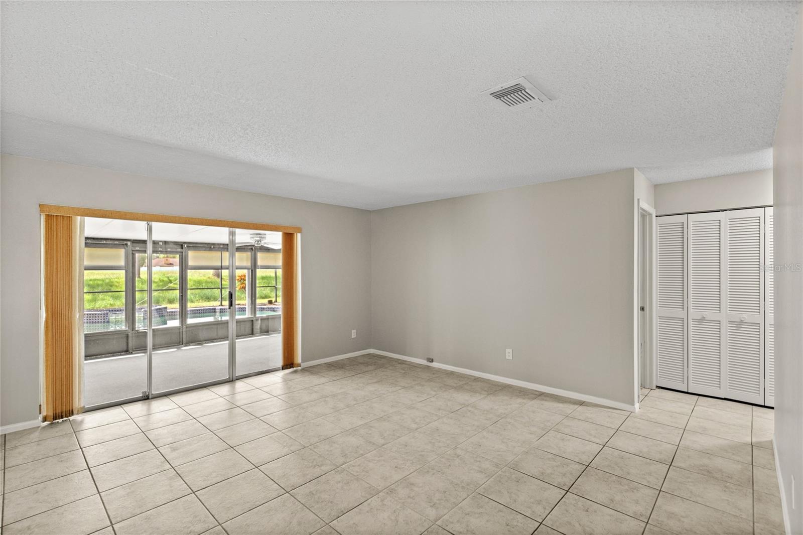 Image 16 of 31 For 622 Iowa Woods Circle E