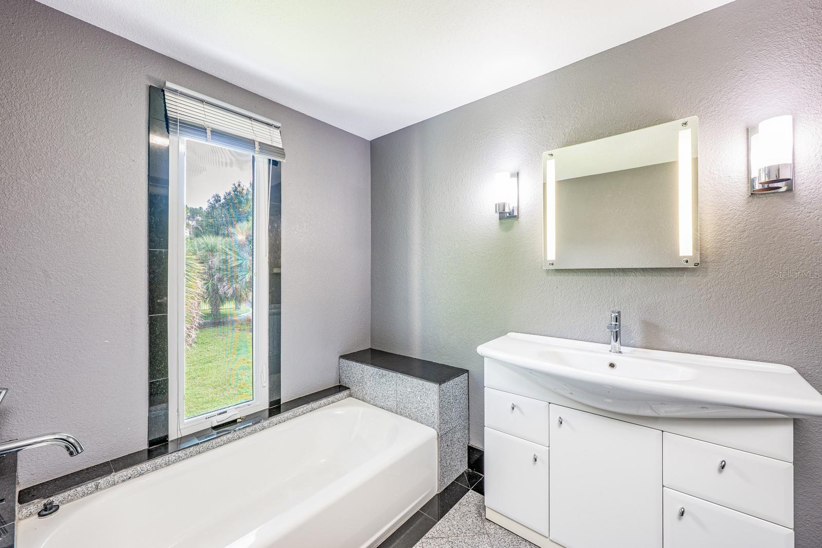 Image 20 of 42 For 224 Adelaide Boulevard