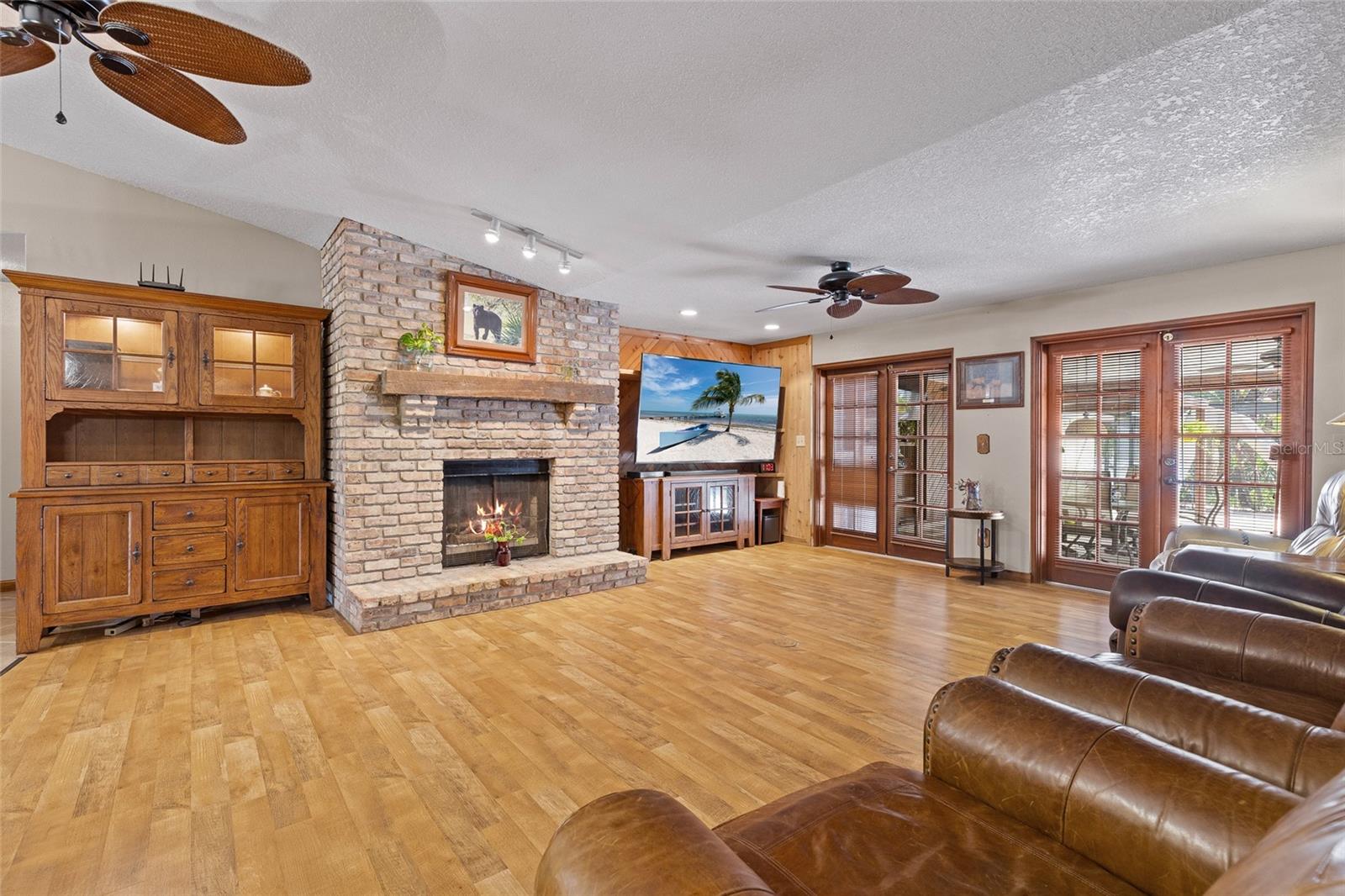 Image 11 of 40 For 617 Glenview Drive