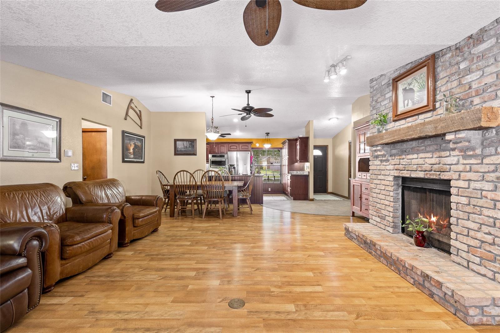 Image 12 of 40 For 617 Glenview Drive